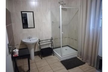 Harties Double bed Studio - Garden View Hartbeespoort dam Guest house, Hartbeespoort - 2