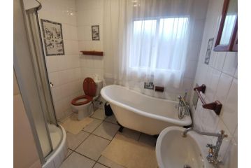 Harties Double Bed studio - Kitchenette Hartbeespoort dam Guest house, Hartbeespoort - 3