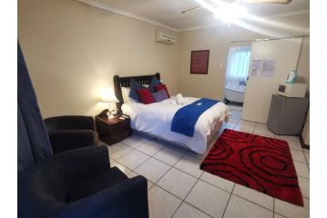 Harties Double Bed studio - Kitchenette Hartbeespoort dam Guest house, Hartbeespoort - 1