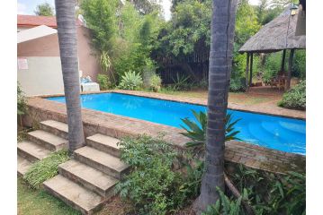 Harties Double Room with Shared Bathroom Non En-suite Apartment, Hartbeespoort - 1