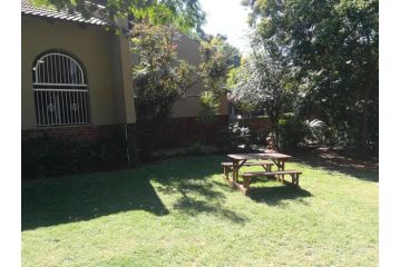 Harties Double Room with Shared Bathroom Non En-suite Apartment, Hartbeespoort - 3