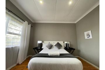 Entire House in Beacon Bay - Golden Location Guest house, East London - 5