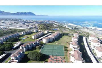 Hermanus Beach Club Apartment, Hermanus - 2