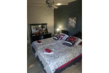 Hillcrest Self-Catering Holiday Apartment, Jeffreys Bay - 4