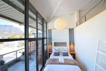 Luxe Penthouse with Private Rooftop Pool, Deck & Panoramic Views Apartment, Cape Town - 4