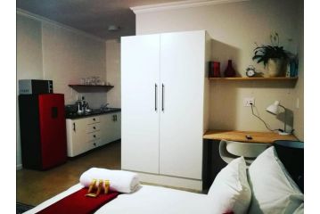 Hillsview Apartment, Roodepoort - 1