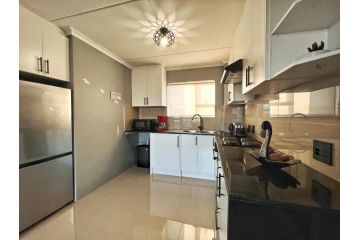 Holiday heaven 2 Beds Apartment pool/tennis/squash Apartment, Cape Town - 3