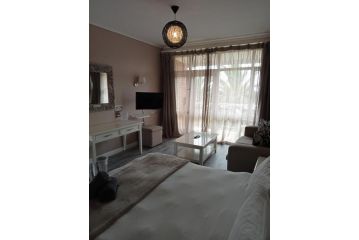 Holiday Paradise @ 252 Brookes Hill Suites Apartment, Port Elizabeth - 3