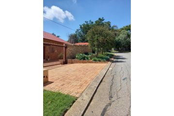 Bottle Brush Place Apartment, Roodepoort - 4