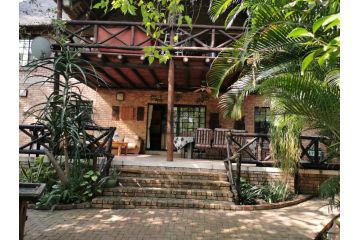 HomeBase Kruger Hostel, Marloth Park - 2