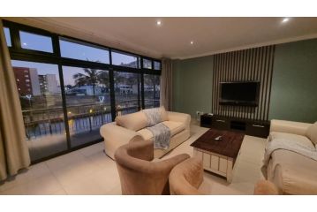 Accommodation Front - Homely 6 Sleeper with Canal Views near the Beach Apartment, Durban - 4