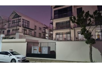 Accommodation Front - Homely 6 Sleeper with Canal Views near the Beach Apartment, Durban - 2