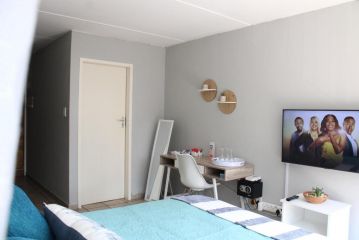 The Kindaspace - Smart Studio with Netflix & DStv Apartment, Pretoria - 5