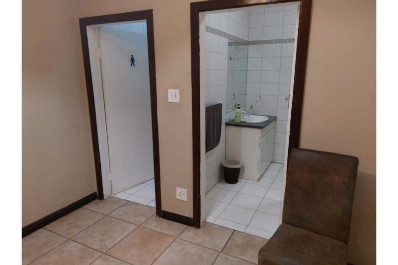 Ikhutse Manor Guesthouse Guest house, Mahikeng - imaginea 14