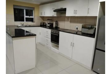 Jacmo Guest 3 Bedroomed Double Storey Apartment, Cape Town - 2