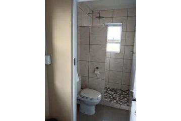 Jacmo Guest 3 Bedroomed Double Storey Apartment, Cape Town - 4