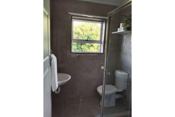 Jacmo Guest 3 Bedroomed Double Storey Apartment, Cape Town - 5