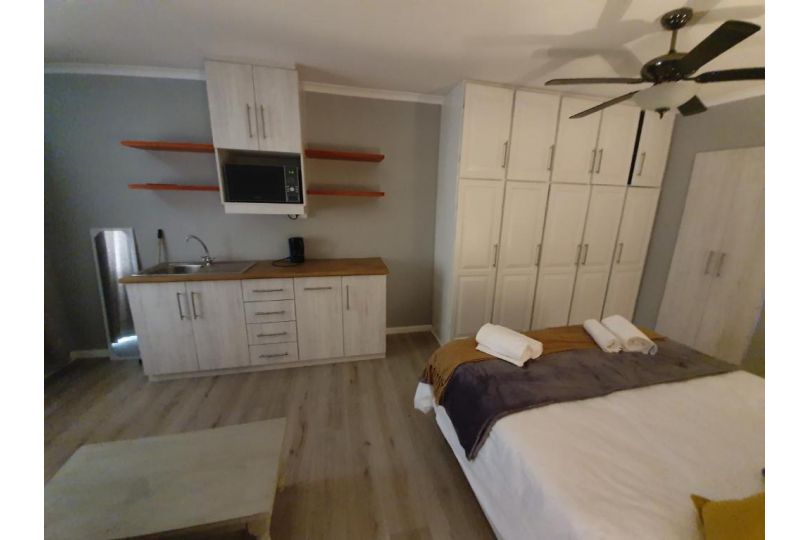 Joey's Rooms Apartment, Stellenbosch - imaginea 5
