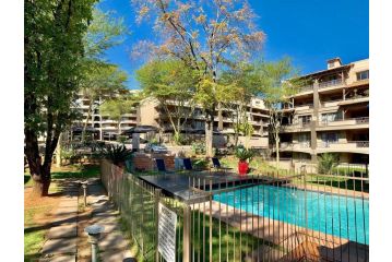 KadoshStay Pentahouse @77 Grayston Apartment, Johannesburg - 1