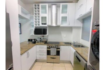 King Size 2 Bed 2 Bath Apartment with Complex Braai & Pool Area - Next to Gateway Apartment, Durban - 5