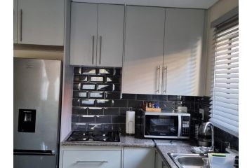 Koena Court (Unit 2) - With Uncapped Fiber Wi-Fi Apartment, Midrand - 3