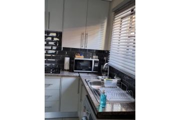 Koena Court (Unit 2) - With Uncapped Fiber Wi-Fi Apartment, Midrand - 4