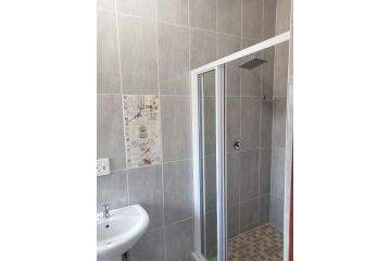 La Bronze Guest Lodge Hotel, Newcastle - 4