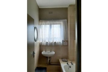 La Corsica Beach House Breakaway Apartment, Margate - 3