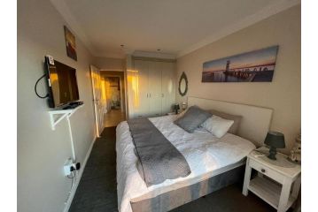 Lady Clarize at neptunes Guest house, Jeffreys Bay - 4