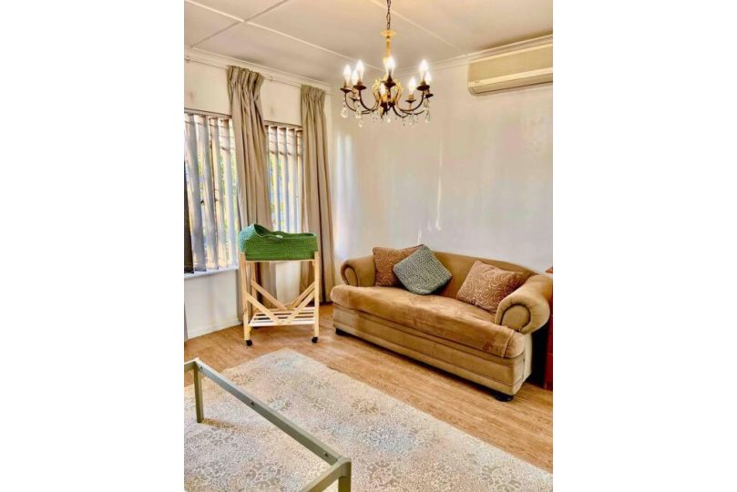 LALAPANZI Elegant Opposite Rosepark Hospital Apartment, Bloemfontein - imaginea 5