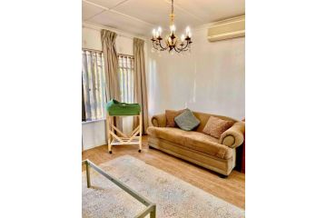 LALAPANZI Elegant Opposite Rosepark Hospital Apartment, Bloemfontein - 5