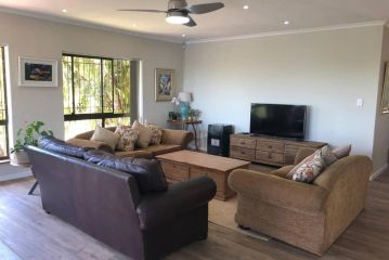 Large FAMILY HOUSE with POOL and MOUNTAIN views Guest house, Stellenbosch - 2