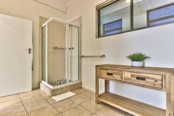 Large Spacious 1 Bedroom in Piazza Apartment, Cape Town - 1