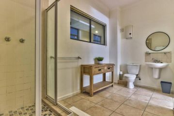 Large Spacious 1 Bedroom in Piazza Apartment, Cape Town - 3