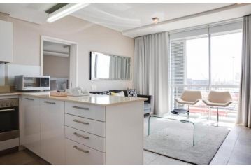 LOCATION! Adjacent Waterfront, City, Table Mountain-320 Apartment, Cape Town - 4