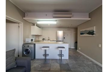 LOCATION!! Adjacent Waterfront, City, Table Mountn 321 Apartment, Cape Town - 4