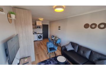 LOVELY 1-BEDROOM BALCONY APARTMENT IN BLOUBERG Apartment, Cape Town - 4