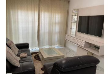 Lovely 1 Bedroom Unit in an Amazing Golf Estate Apartment, Roodepoort - 4