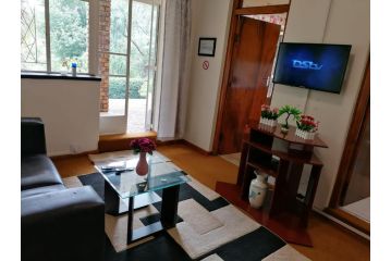 Naisiae - Lovely 1-bedroom vacation home with pool Apartment, Johannesburg - 3