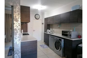 Lovely 1-bedroom with modern finishes Apartment, Johannesburg - 1