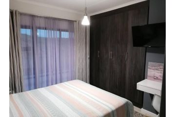 Lovely 1-bedroom with modern finishes Apartment, Johannesburg - 3