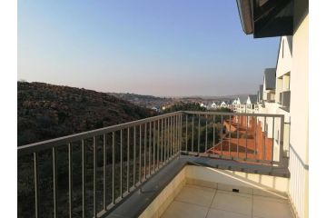 Lovely 1-bedroom with modern finishes Apartment, Johannesburg - 5