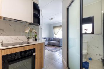 Lovely 1 Modern bedroom in Waterfall City Apartment, Midrand - 3