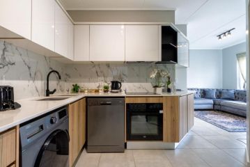 Lovely 1 Modern bedroom in Waterfall City Apartment, Midrand - 2