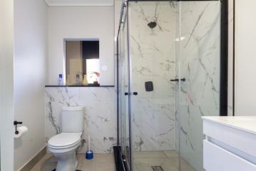 Lovely 1 Modern bedroom in Waterfall City Apartment, Midrand - 5