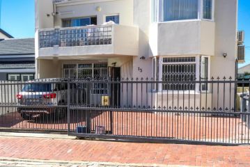 Holiday Home in Sea Point, Fresnaye Apartment, Cape Town - 5